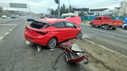 Karşı yöne geçen otomobil, kırmızı ışıkta bekleyen araçlara çarptı