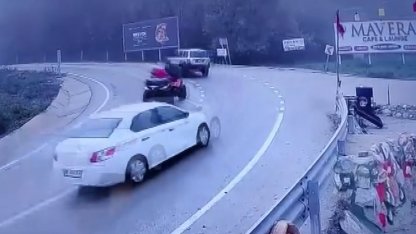 Kayganlaşan yolda virajda kazalar kamerada