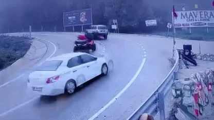 Kayganlaşan yolda virajda kazalar kamerada