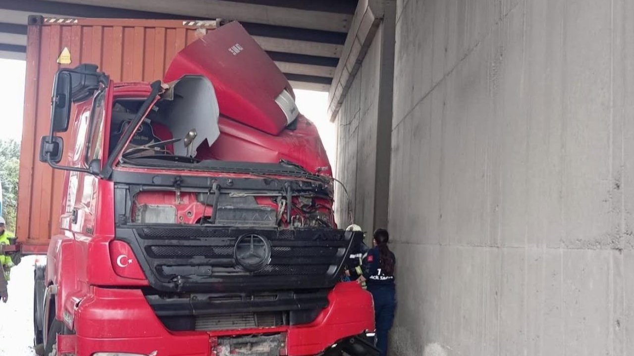 Kaza sırasında düşüp kullandığı TIR’ın altında kaldı