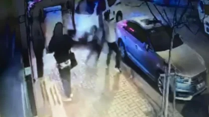 Kaza sırasında savrulan motosiklet sürücüsü yayaya çarptı; o anlar kamerada