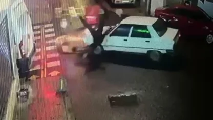 Kazadan sonra yerde yatan sürücüyü kontrol edip olay yerinden kaçtı; o anlar kamerada