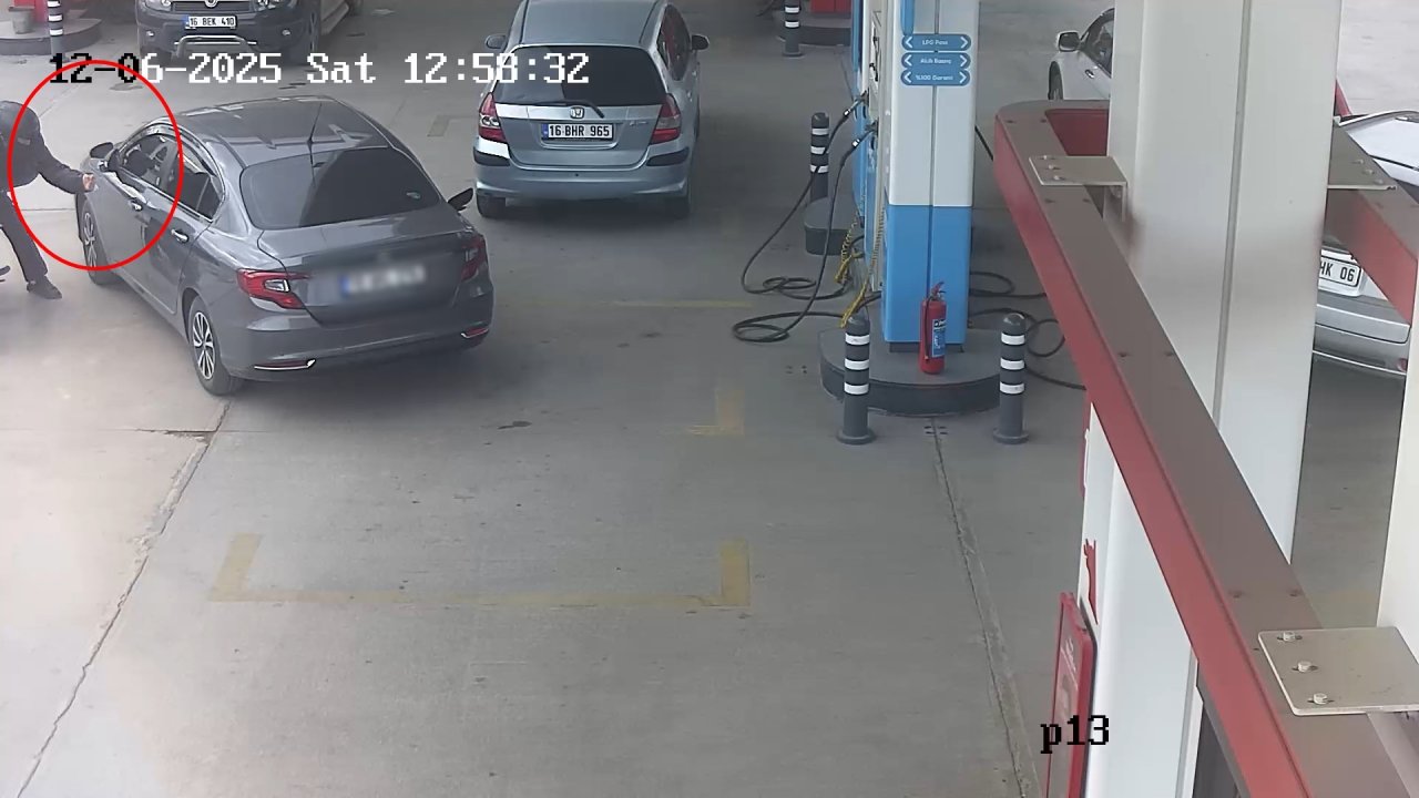 Kendisini uyaran sürücünün otomobilinin aynasını kırdı