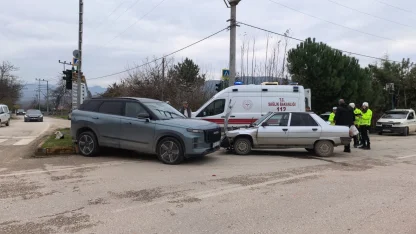 Kırmızı ışık ihlali kazaya yol açtı: 2 yaralı