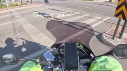 Kırmızı ışıkta duran motosiklete başka motosiklet çarptı; kaza kask kamerasında