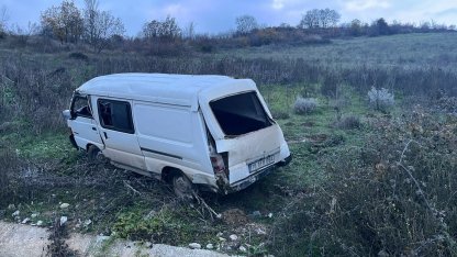 Kontrolden çıkan minibüs şarampole yuvarlandı: 1 yaralı