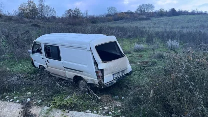 Kontrolden çıkan minibüs şarampole yuvarlandı: 1 yaralı