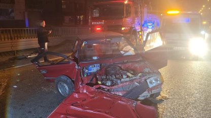 Kontrolden çıkan otomobil, üst geçit bariyerlerine çarptı: 1’i ağır 2 yaralı