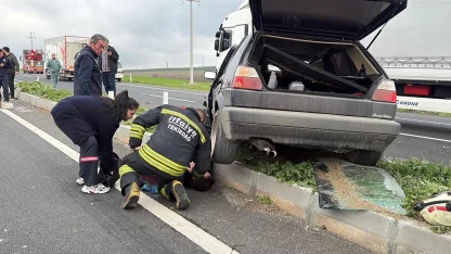 Lastiği patlayan otomobil, refüje çarpıp takla attı