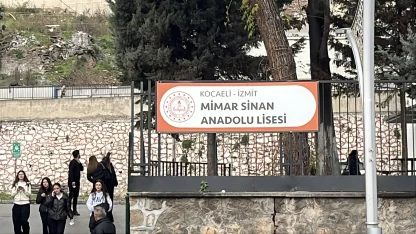 Lisede 3’üncü kattan düşen Deniz, ağır yaralandı