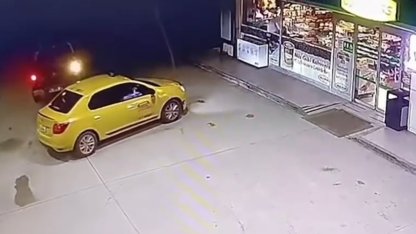 Marketteki arkadaşının taksisini çaldığı anlar kamerada