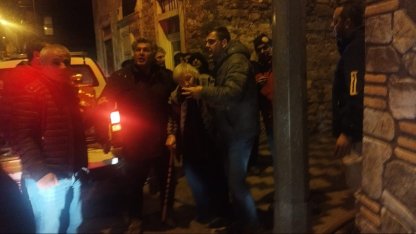 Mobilya mağazasındaki yangında bina sakinleri dumandan etkilendi