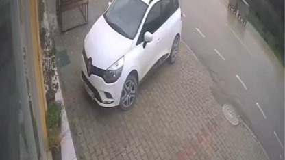 Motokurye, kendisine saldıran sokak köpeğinden kaçarken kaza yaptı