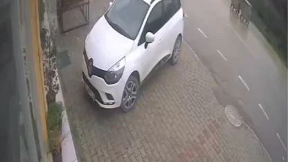 Motokurye, kendisine saldıran sokak köpeğinden kaçarken kaza yaptı