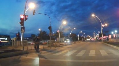 Motosikletin yayaya çarptığı kaza kamerada; 2 yaralı