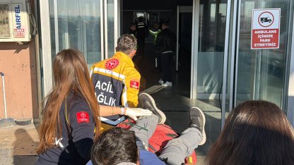 Okul bahçesinin çitinden atlarken bacağına demir saplandı