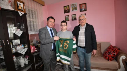 Osmangazi Belediye Başkanı Erkan Aydın, otizmli Yunus Emre’nin doğum gününü kutladı