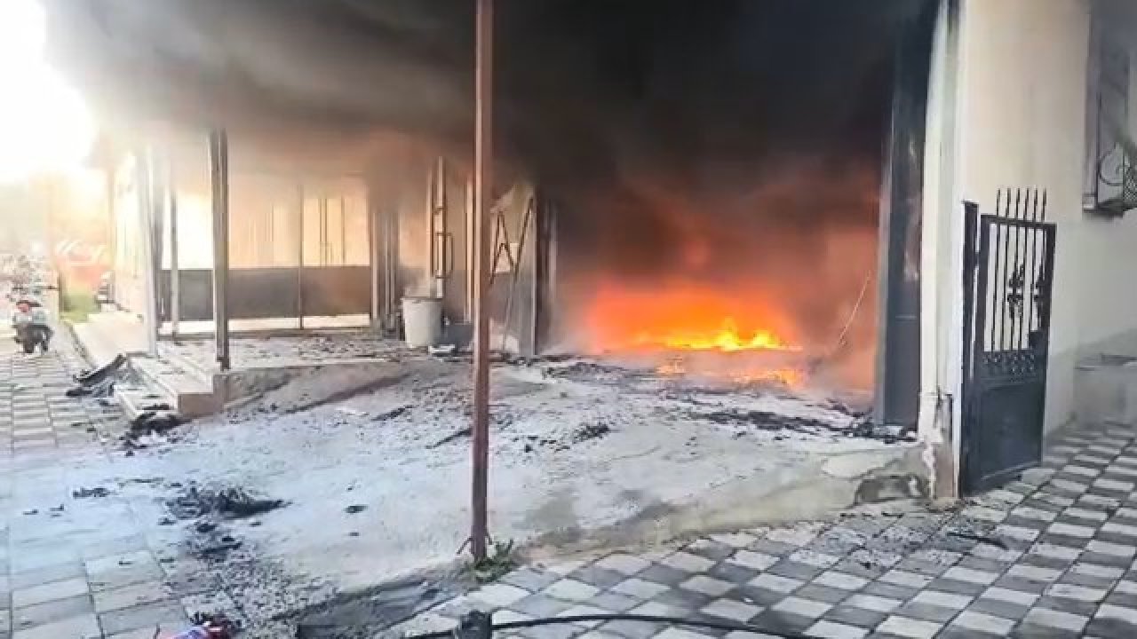 Oto kaportacıda çıkan yangın söndürüldü