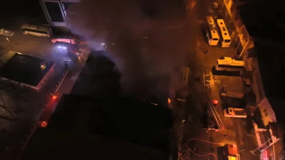 Oto yedek parça dükkanında çıkan yangın, bitişiğindeki iş yerine sıçradı