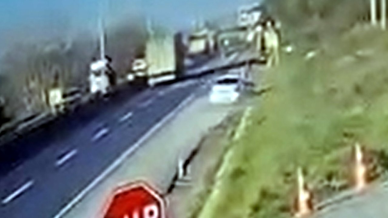 Otomobil yol kenarındaki beton parçasına çarptı; 5 yaralı