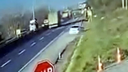 Otomobil yol kenarındaki beton parçasına çarptı; 5 yaralı
