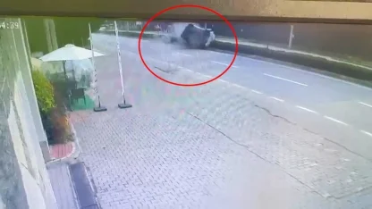 Otomobilin refüje çarpıp takla attığı kaza kamerada