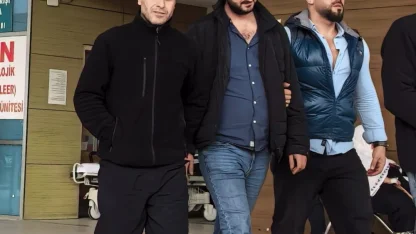 Otomobille uyuşturucu satışı yapan 2 şüpheli, suçüstü yakalandı