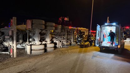Otoyolda beton mikseri devrildi: 2 yaralı