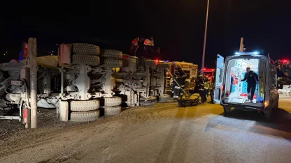 Otoyolda beton mikseri devrildi: 2 yaralı