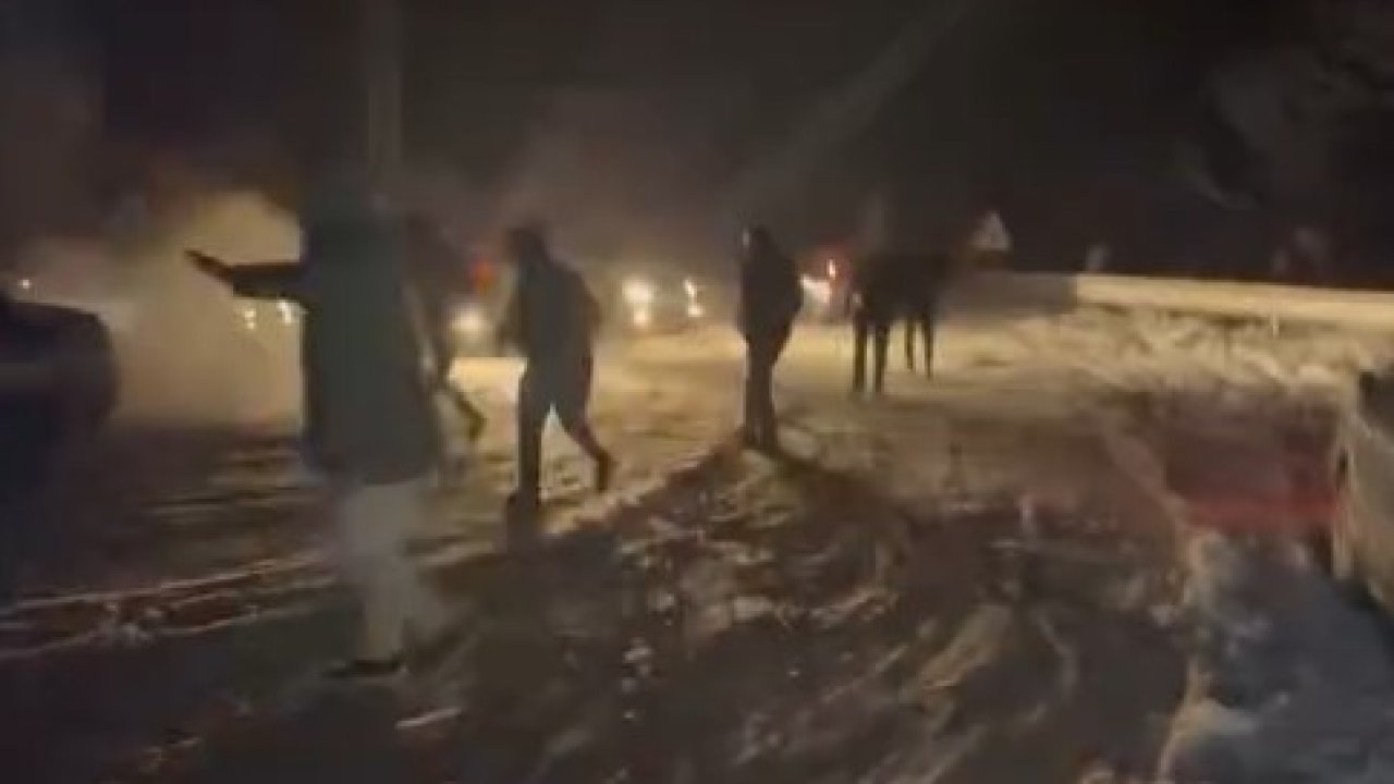 Oylat Kaplıcaları yolu kar nedeniyle kapandı, araçlar mahsur kaldı