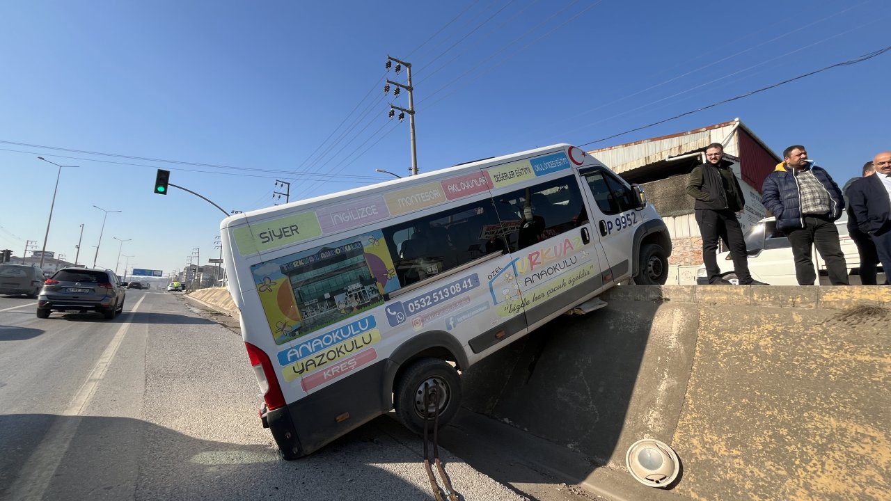 Park halindeki minibüs, caddeden D-100 kara yoluna düştü