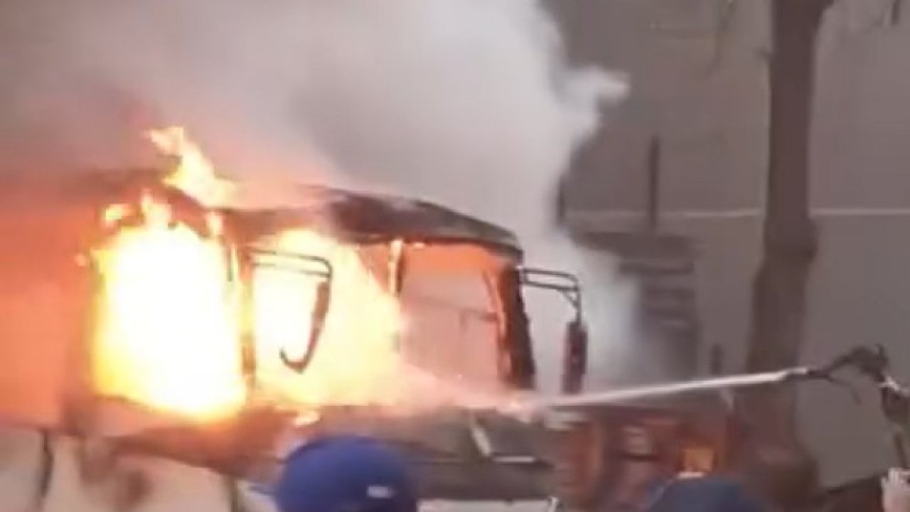 Park halindeki servis midibüsü alev alev yandı