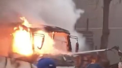 Park halindeki servis midibüsü alev alev yandı