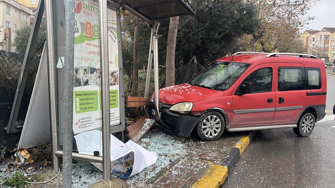 Park halindeyken hareket eden hafif ticari araç durağa çarptı