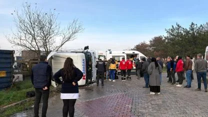 Refüjü aşıp karşı yöne geçen TIR, minibüse çarptı; 1'i çocuk, 5 yaralı