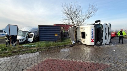 Refüjü aşıp karşı yöne geçen TIR, minibüse çarptı; 1'i çocuk, 5 yaralı