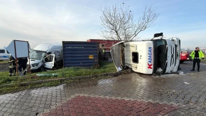 Refüjü aşıp karşı yöne geçen TIR, minibüse çarptı; 1'i çocuk, 5 yaralı