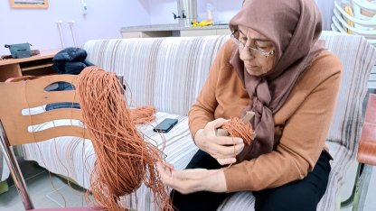 Şehit yakınları, kağıt ipten örgü çanta yapmayı öğreniyor