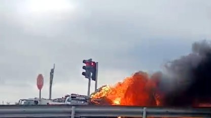 Seyir halindeki otomobil alev aldı