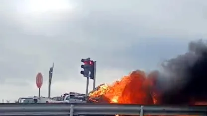 Seyir halindeki otomobil alev aldı
