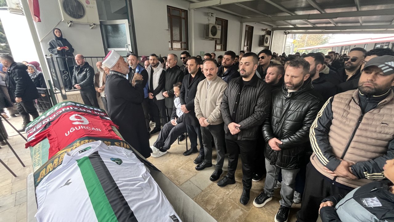 Silahlı kavgada ölen futbolcu toprağa verildi