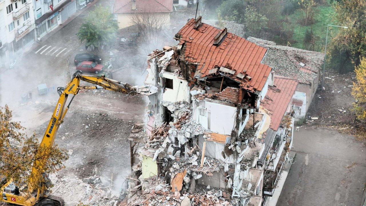 Sındırgı&#039;da 27 Ekim&#039;deki depremde ağır hasar alan binalar yıkılıyor