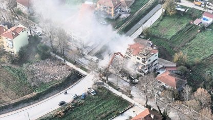 Sındırgı'da depremde ağır hasar alan binaların yıkımı sürüyor