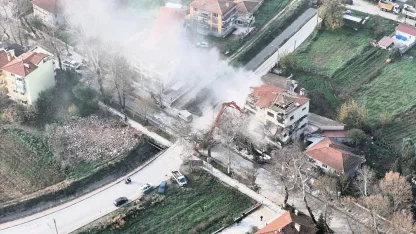 Sındırgı'da depremde ağır hasar alan binaların yıkımı sürüyor