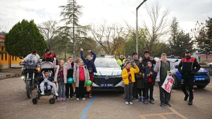 Sındırgı'da özel öğrencinin isteği üzerine okul bahçesine itfaiye, polis ve jandarma aracı getirildi