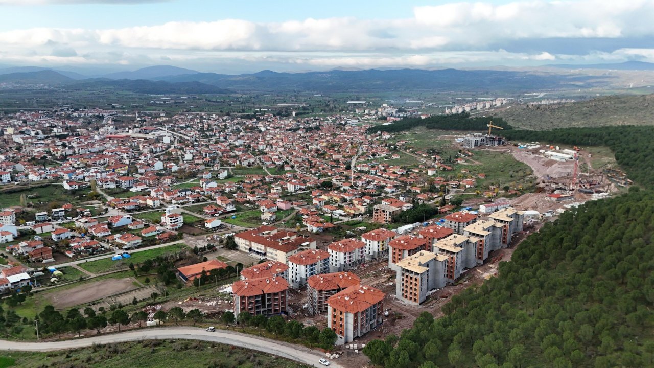 Sındırgı&#039;da yapımı süren TOKİ ve deprem konutları dronla görüntülendi