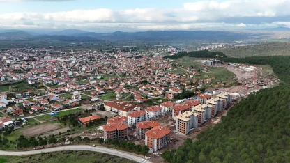 Sındırgı'da yapımı süren TOKİ ve deprem konutları dronla görüntülendi