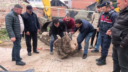 Site inşaatı kazısında mezar kalıntıları ile insan kemikleri bulundu