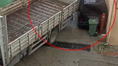 Sürücüsü manevra yapan kamyonun kasası park halindeki araca hasar verdi