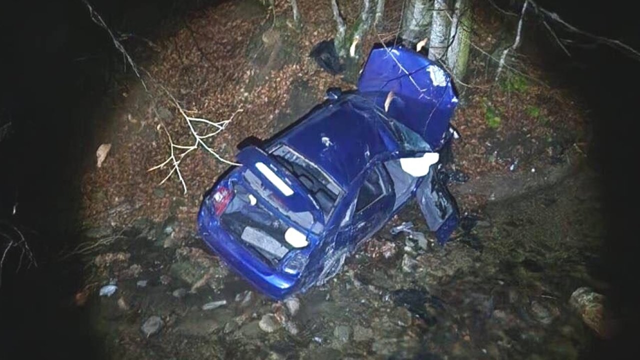 Takla atıp uçuruma yuvarlanan otomobildeki 3 kişi yaralandı